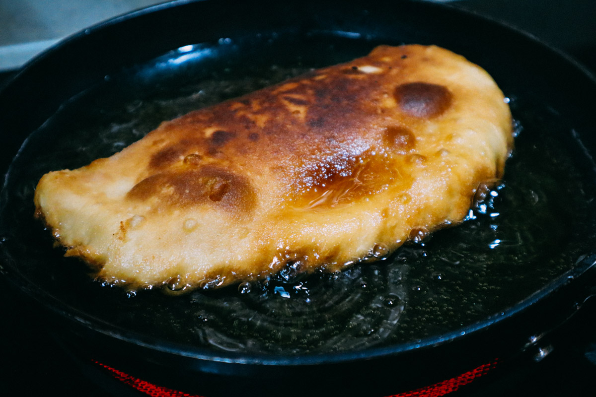 Frittura in olio di arachide di una raviola. Doratura su entrambi i lati.