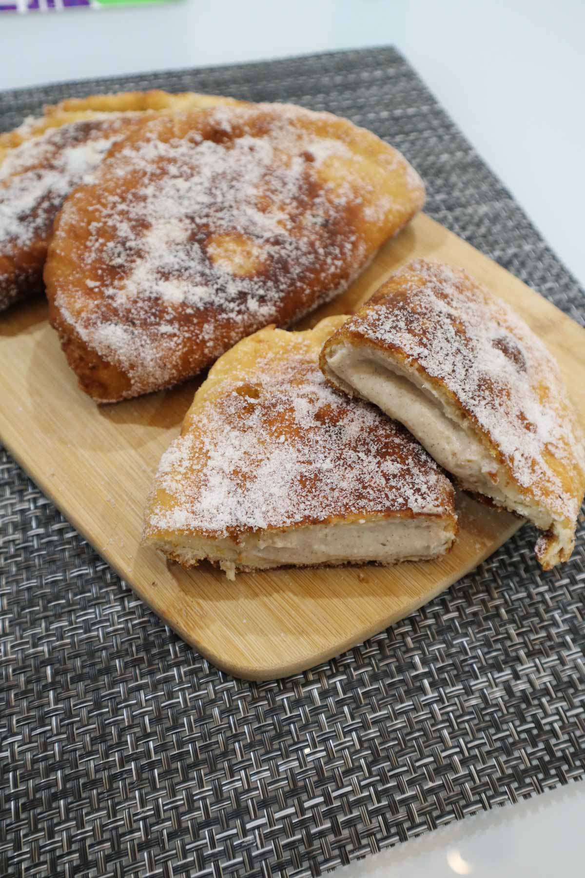 Raviole di ricotta siciliane fritte, pronte per essere servite.