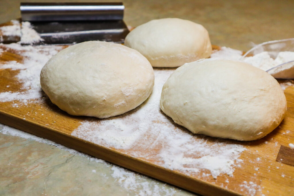 Impasto per pizza a lunga lievitazione, panetti dopo lo staglio, pronti per essere stirati.