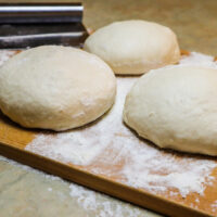 Impasto per pizza a lunga lievitazione, panetti dopo lo staglio, pronti per essere stirati.