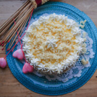 Torta mimosa con crema chantilly pronta a essere servita.