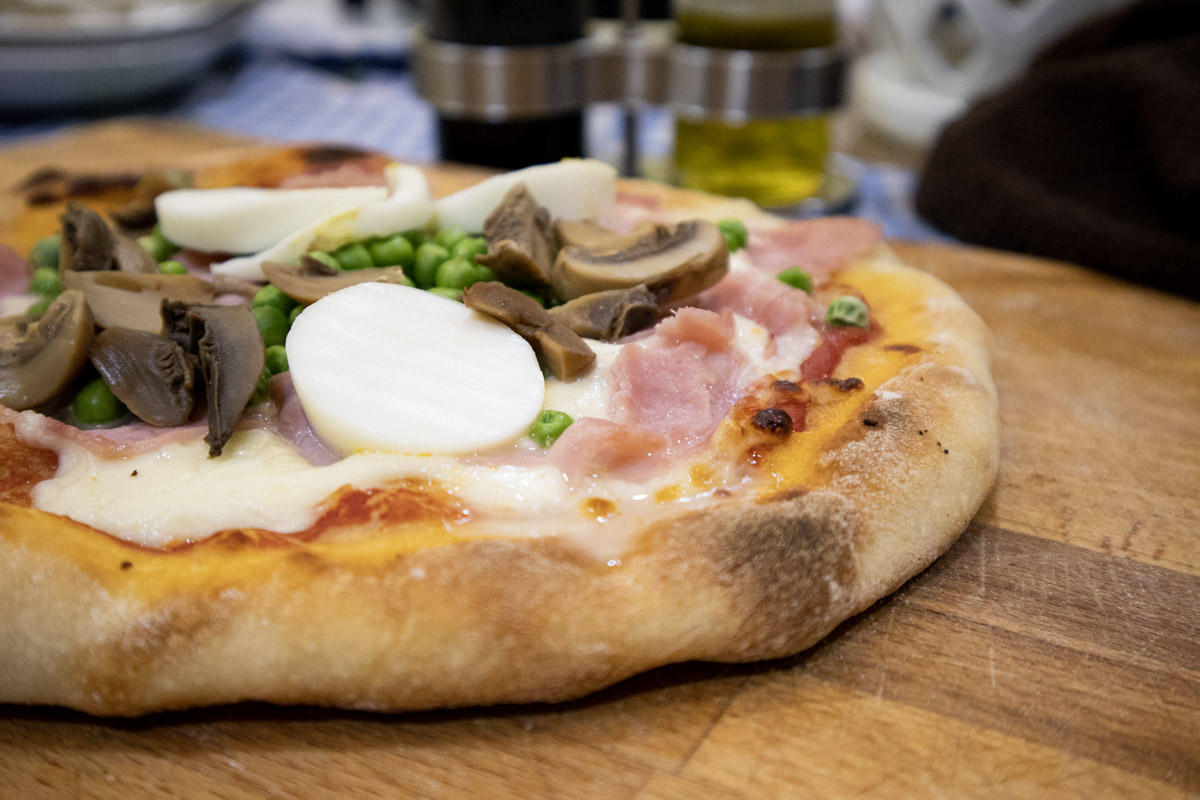 Pizza cotta in forno a legna con pietra refrattaria.